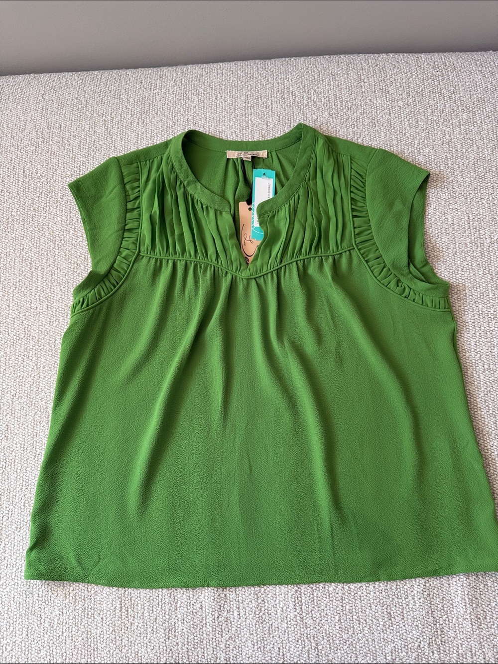 Les Serein Rayon Pleated Cap-Sleeve Women's Top in Green